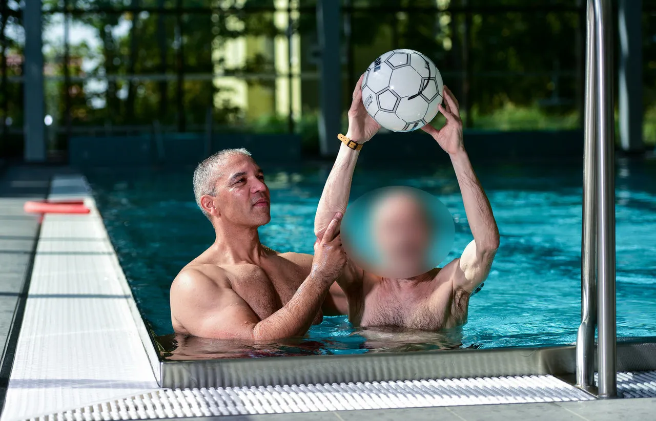 Lebensfreunde Dresden - Seniorenbetreuung und Kinderbetreuung - Senioren üben Fußball im Schwimmbad